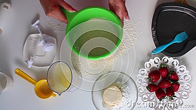 Une femme tamise la farine pour malaxer la pâte À côté de la table sont les ingrédients pour le tarte clips vidéos Une femme tamise la farine pour malaxer la pâte À côté de la table sont les ingrédients pour le tarte clips vidéos
