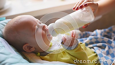 Une Mere Tient Un Bebe Dans Ses Bras Maman Enlace Son Enfant En Bas Age La Fille S Amuse Et Se Rejouit Avec L Enfant Une Femme Clips Videos Video Du Beau Sain