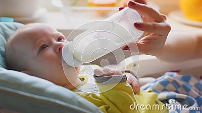 Une Mere Tient Un Bebe Dans Ses Bras Maman Enlace Son Enfant En Bas Age La Fille S Amuse Et Se Rejouit Avec L Enfant Une Femme Banque De Videos Video Du Cheri