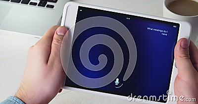 Unter Verwendung des intelligenten persönlichen Assistenten auf digitaler Tablette stock video Unter Verwendung des intelligenten persönlichen Assistenten auf digitaler Tablette stock video