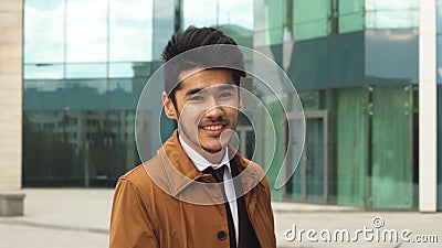 Uomo che guardano in camera e pollici di manifestazione su archivi video Uomo che guardano in camera e pollici di manifestazione su archivi video