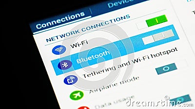 Uomo che per mezzo del dito per la regolazione wifi, bluetooth e della legatura sul touch screen del ipad del pc del computer del archivi video Uomo che per mezzo del dito per la regolazione wifi, bluetooth e della legatura sul touch screen del ipad del pc del computer del archivi video