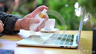 Uomo d'affari asiatico pulisce computer prima del lavoro. nuovo stile di vita normale. autoquarantena stock footage Uomo d'affari asiatico pulisce computer prima del lavoro. nuovo stile di vita normale. autoquarantena stock footage