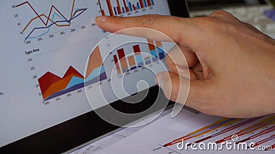 Uomo d'affari che lavora alla compressa con i diagrammi, diagrammi a torta commoventi di finanza del dito stock footage Uomo d'affari che lavora alla compressa con i diagrammi, diagrammi a torta commoventi di finanza del dito stock footage
