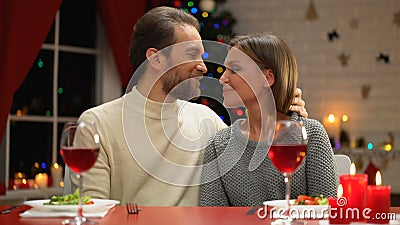 Uomo di amore che bacia tenero la sua moglie la vigilia di natale, data romantica, tempo per la famiglia archivi video Uomo di amore che bacia tenero la sua moglie la vigilia di natale, data romantica, tempo per la famiglia archivi video