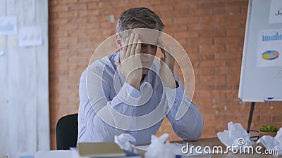 Uppriven aff?rsman som s?tter h?nder p? huvudet Deprimerad man som i regeringsst?llning t?nker om aff?r p? natten t?nka f?r serie arkivfilmer Uppriven aff?rsman som s?tter h?nder p? huvudet Deprimerad man som i regeringsst?llning t?nker om aff?r p? natten t?nka f?r serie arkivfilmer