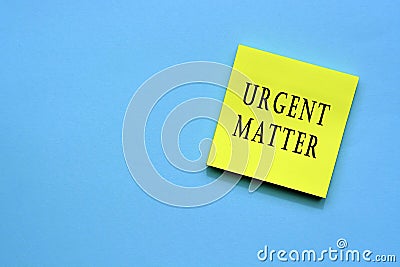 Urgent matter text on yellow sticky note Stock Photo