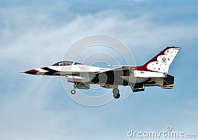 USAF Thunderbirds ship number 5 a General Dynamics F-16C 87-0325 performs at a airshow in April 2003 Stock Photo
