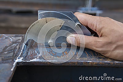 Using the welding gauge to measure the Convexity And Weld Reinforcement Stock Photo