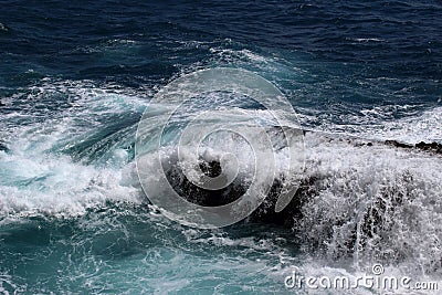 Vague se brisant sur un rocher en mer mediterranee Stock Photo