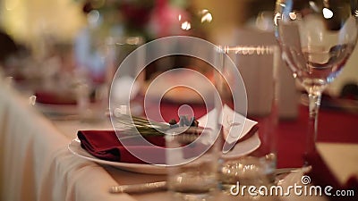Van de het banketzaal van het Kerstmishuwelijk de binnenlandse details die met decorandlijst bij restaurant plaatsen Wintertijdde stock video Van de het banketzaal van het Kerstmishuwelijk de binnenlandse details die met decorandlijst bij restaurant plaatsen Wintertijdde stock video