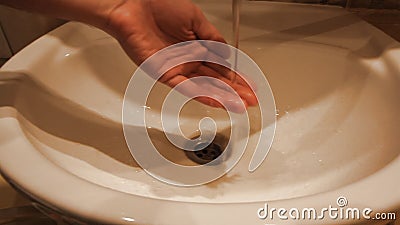 Vattenkranvatten kör i vask, startar ut smutsig rostig guld- brunt då vänder fullständigt stock video Vattenkranvatten kör i vask, startar ut smutsig rostig guld- brunt då vänder fullständigt stock video