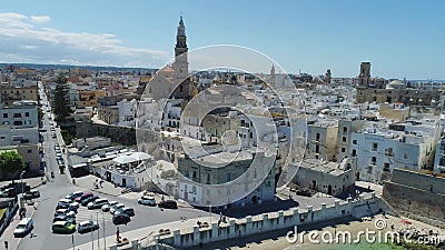 Vecchia chiesa nel monopolio e linea costiera blu del mare nel volo 4k del fuco dell'Italia video d archivio Vecchia chiesa nel monopolio e linea costiera blu del mare nel volo 4k del fuco dell'Italia video d archivio