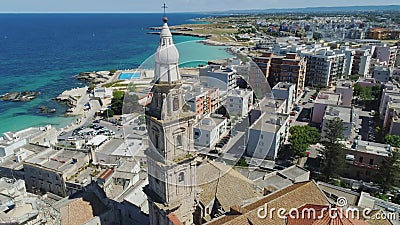 Vecchia chiesa nel monopolio e linea costiera blu del mare nel volo 4k del fuco dell'Italia video d archivio Vecchia chiesa nel monopolio e linea costiera blu del mare nel volo 4k del fuco dell'Italia video d archivio