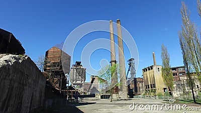 Vecchia pianta metallurgica abbandonata - cokeria, camini, torre della miniera di carbone video d archivio Vecchia pianta metallurgica abbandonata - cokeria, camini, torre della miniera di carbone video d archivio