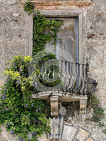 Vecchia casa di pietra con il balcone romantico immagini stock ... Coloniales disegno Balcone