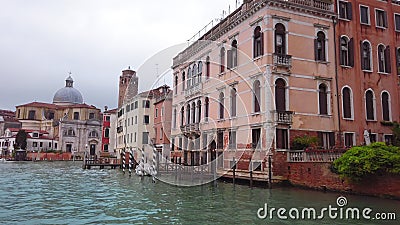 VENICE, Italien - maj 2019: Kameran glider som en båt längs en stor kanal Många typiska hus och grönområden på dem arkivfilmer VENICE, Italien - maj 2019: Kameran glider som en båt längs en stor kanal Många typiska hus och grönområden på dem arkivfilmer