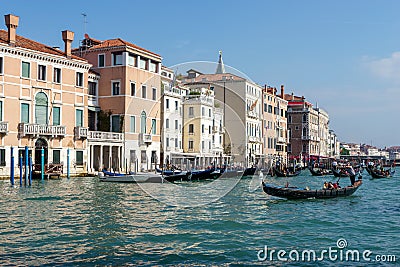 VENICE, ITALY/EUROPE - OCTOBER 12 : Gondoliers ferrying people i Editorial Stock Photo