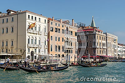 VENICE, ITALY/EUROPE - OCTOBER 12 : Gondoliers ferrying people i Editorial Stock Photo