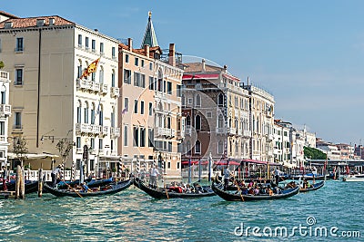 VENICE, ITALY/EUROPE - OCTOBER 12 : Gondoliers ferrying people i Editorial Stock Photo