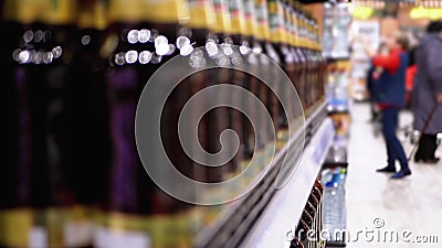 Vente d'alcool dans les supermarchés Rangées et étagères de bière en bouteille sur la vitrine d'un magasin banque de vidéos Vente d'alcool dans les supermarchés Rangées et étagères de bière en bouteille sur la vitrine d'un magasin banque de vidéos