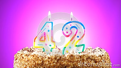 Verjaardagscake met een brandende verjaardagskaars Nummer 42 Achtergrondveranderingenkleur stock video Verjaardagscake met een brandende verjaardagskaars Nummer 42 Achtergrondveranderingenkleur stock video