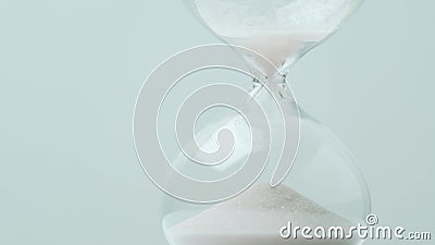 Verre horaire moderne avec fond gris pour la copie Concept de délai, d'urgence et de délai d'exécution banque de vidéos Verre horaire moderne avec fond gris pour la copie Concept de délai, d'urgence et de délai d'exécution banque de vidéos