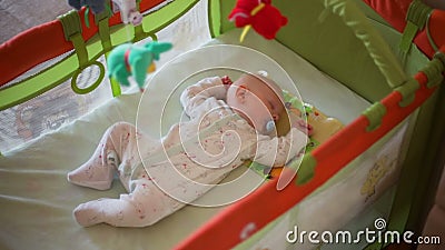 Verschieben der Kamera auf dem kleinen Baby, das in einer Krippe schläft stock video Verschieben der Kamera auf dem kleinen Baby, das in einer Krippe schläft stock video