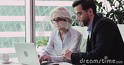 Verschillende leeftijden waren toegespitst op zakenmensen die samenwerken aan projecten. stock video Verschillende leeftijden waren toegespitst op zakenmensen die samenwerken aan projecten. stock video