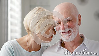 Verticale des couples aînés heureux à la maison L'homme supérieur exprime ses émotions et embrasse son épouse banque de vidéos Verticale des couples aînés heureux à la maison L'homme supérieur exprime ses émotions et embrasse son épouse banque de vidéos