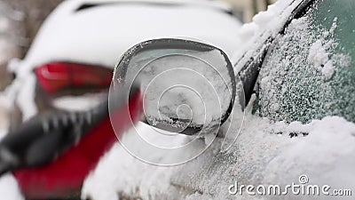 Vervoer, de winter, weer, mensenconcept - mensen schoonmakende sneeuw van auto met borstel in het leven huisdistrict nadruk stock footage Vervoer, de winter, weer, mensenconcept - mensen schoonmakende sneeuw van auto met borstel in het leven huisdistrict nadruk stock footage