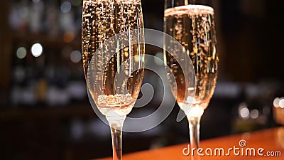 Vetri con champagne con le bolle che aumentano su sul fondo unfocused Vetri con champagne con le bolle che aumentano su sul fondo unfocused