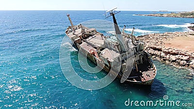 Video da sopra Vista aerea del litorale di mare Sorvolare linea costiera con la nave rotta Mar Mediterraneo e la costa stock footage Video da sopra Vista aerea del litorale di mare Sorvolare linea costiera con la nave rotta Mar Mediterraneo e la costa stock footage
