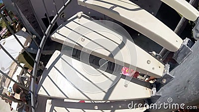 Video del movimento lento POV del giovane che cammina sulle scale sull'acquascivolo al aquapark archivi video Video del movimento lento POV del giovane che cammina sulle scale sull'acquascivolo al aquapark archivi video