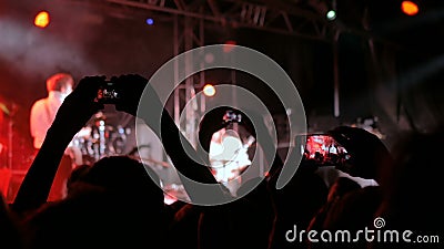 Video della registrazione della siluetta delle mani del concerto di musica in diretta con lo smartphone archivi video Video della registrazione della siluetta delle mani del concerto di musica in diretta con lo smartphone archivi video