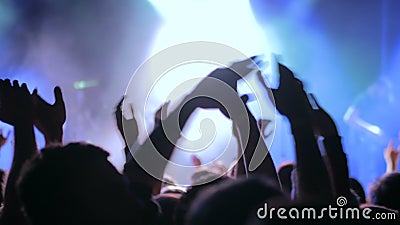 Video della registrazione della siluetta delle mani del concerto di musica in diretta con lo smartphone stock footage Video della registrazione della siluetta delle mani del concerto di musica in diretta con lo smartphone stock footage
