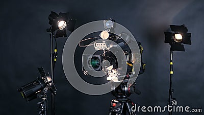 Videocamera digitale professionale, camcoder isolato su fondo nero in srudio della TV Videocamera digitale professionale, camcoder isolato su fondo nero in srudio della TV