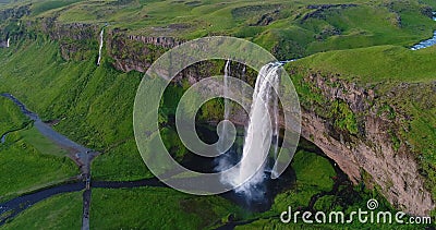 Vidéo aérienne du drone 4k de l'Islande des seljalandsfoss en cascade en nature islandaise banque de vidéos Vidéo aérienne du drone 4k de l'Islande des seljalandsfoss en cascade en nature islandaise banque de vidéos