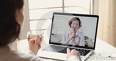 Vidéo du patient femelle appelle le médecin de la femme sur l'écran d'ordinateur portable banque de vidéos Vidéo du patient femelle appelle le médecin de la femme sur l'écran d'ordinateur portable banque de vidéos