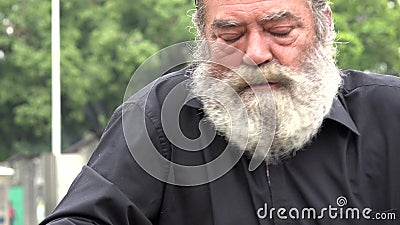 Vieil homme barbu ivre Vieil homme barbu ivre