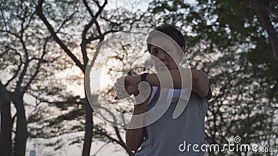 Vieille femme supérieure asiatique touchant le traceur intelligent d'activité de montre au parc sous l'arbre. Affiche de taraudage banque de vidéos Vieille femme supérieure asiatique touchant le traceur intelligent d'activité de montre au parc sous l'arbre. Affiche de taraudage banque de vidéos
