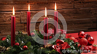 Vier brandende rode kaarsen op een traditionele komstkroon met feestelijke decoratie stock footage Vier brandende rode kaarsen op een traditionele komstkroon met feestelijke decoratie stock footage