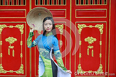 Vietnamese women wear Ao dai and non la Stock Photo