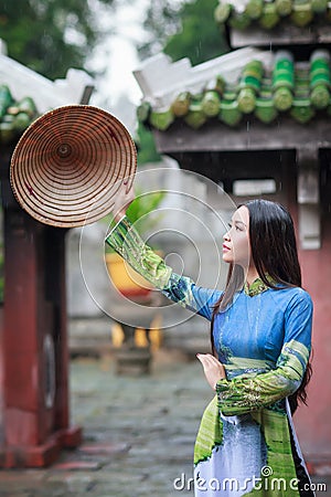 Vietnamese women wear Ao dai and non la Stock Photo