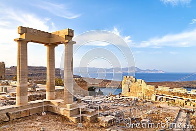 View of the ancient porticos of the temple of goddess linda in Lindos, Rhodes Greece, overlooking the mountains and a surprisingly Stock Photo