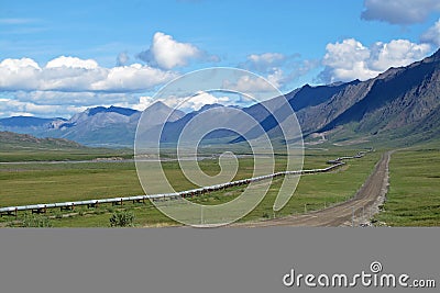 View of Dalton Highway with oil pipeline, leading from Valdez, Fairbanks to Prudhoe Bay, Alaska, USA Stock Photo