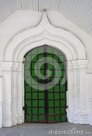 Doors and bulbous arch of the medieval Voznesensky Pechersky Monastery in Nizhny Novgorod, Russia Stock Photo