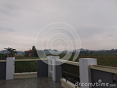 View of the hills in the backyard of the house with a wide expanse of green Stock Photo