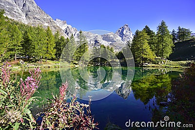 Veduta del Cervino e Lago Blu in Valle d`Aosta Stock Photo