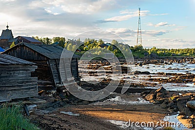 Village of Rabocheostrovsk, White Sea at low tide Stock Photo